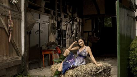 Kleidchen und Stallgeruch. Miriam Pielhau bezeichnet sich zwar als "bekennende Großstadtgöre", für Sat 1 räkelt sie sich aber auch auf Heuballen.