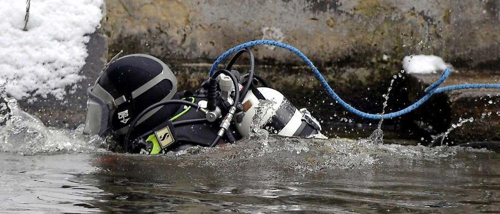 Ein Polizeitaucher im eiskalten Landwehrkanal.