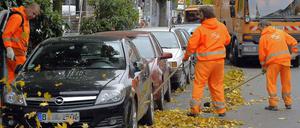 Buntes Treiben. In den Innenstadt ist die Stadtreinigung bereits mit Kehrmaschinen, Laubbläsern und Besen unterwegs, um das Herbstlaub einzusammeln. 