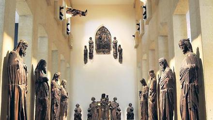 Beschirmt. Lange verwitterten sie im sauren Regen, jetzt sind sie geschützt: die sakralen Münsterfiguren im neu gestalteten Freiburger Augustinermuseum.