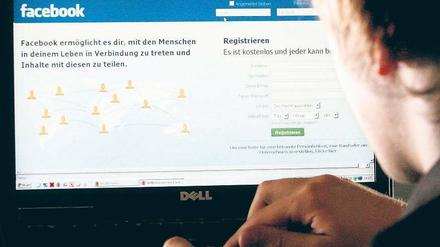 Chef liest mit. Nicht nur am Arbeitsplatz, sondern auch privat sollten Mitarbeiter vorsichtig sein, was sie über ihren Arbeitgeber in sozialen Netzwerken schreiben. Foto: dpa