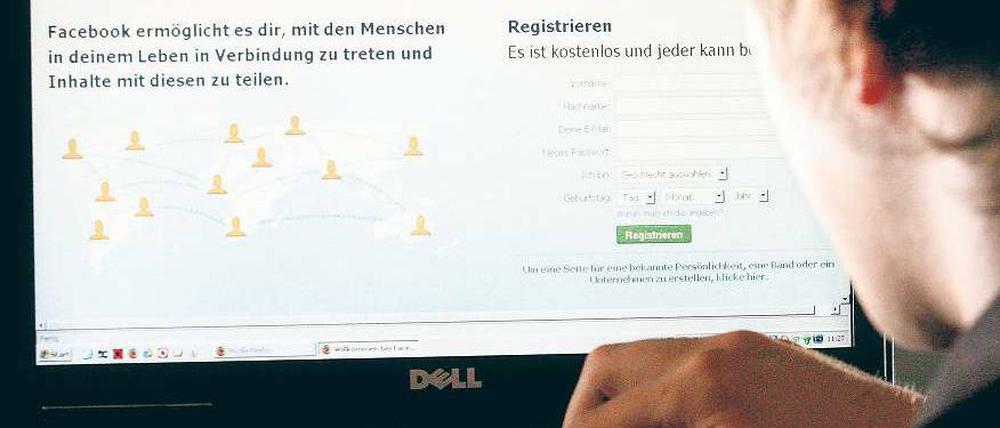 Chef liest mit. Nicht nur am Arbeitsplatz, sondern auch privat sollten Mitarbeiter vorsichtig sein, was sie über ihren Arbeitgeber in sozialen Netzwerken schreiben. Foto: dpa