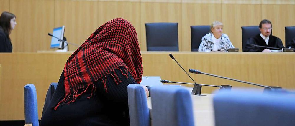 Die 22-jährige Angeklagte am Montag im Gerichtssaal. Der Gutachter beurteilte sie als voll schuldfähig.