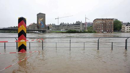 Ein Grenzpfahl steht am Dienstag im deutsch-polnischen Grenzfluss Neiße. Im Hintergrund ist die polnische Stadt Zgorzelec zu erkennen. Trotz nachlassenden Regens in einigen Teilen desLandes ist die Hochwassersituation in Ostsachsen weiter angespannt. Im Landkreis Görlitz herrscht weiterhin Katastrophenalarm.