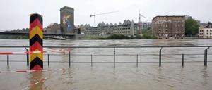 Ein Grenzpfahl steht am Dienstag im deutsch-polnischen Grenzfluss Neiße. Im Hintergrund ist die polnische Stadt Zgorzelec zu erkennen. Trotz nachlassenden Regens in einigen Teilen desLandes ist die Hochwassersituation in Ostsachsen weiter angespannt. Im Landkreis Görlitz herrscht weiterhin Katastrophenalarm.