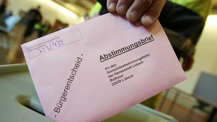 Für die Gesetze bei Bürgerbegehren bekommt Berlin ein "sehr gut", für die Gesetze bei Volksbegehren aber nur ein "befriedigend".