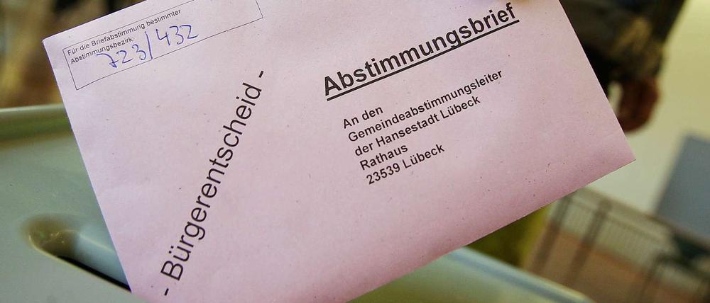 Für die Gesetze bei Bürgerbegehren bekommt Berlin ein "sehr gut", für die Gesetze bei Volksbegehren aber nur ein "befriedigend".