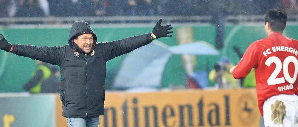 Komm zu Pele! Cottbus-Trainer Claus-Dieter Wollitz (l.) freut sich mit dem Torschützen Jiayi Shao. Foto: dapd