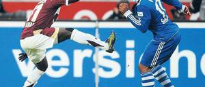 Vergebliches Strecken. Auch dieses Handspiel half Hannovers Didier Ya Konan (l.) nicht gegen Jefferson Farfans Schalker. Foto: AFP