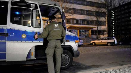 Polizeieinsatz vor einer leer stehenden Schule in Kreuzberg. Mehrere Linksautonome haben am Donnerstag an der Bezirksgrenze von Friedrichshain-Kreuzberg zu Mitte nach eigenen Angaben das Gebäude besetzt um gegen die Räumung des Hausprojekts "Liebig14" zu protestieren.