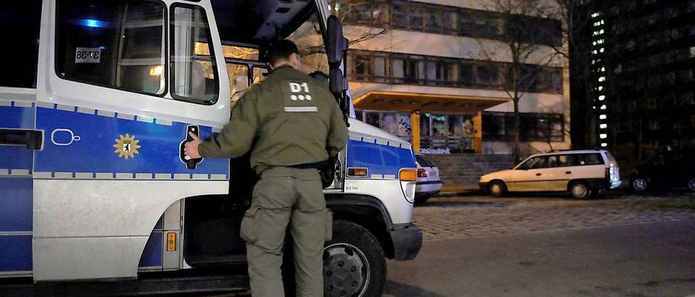 Polizeieinsatz vor einer leer stehenden Schule in Kreuzberg. Mehrere Linksautonome haben am Donnerstag an der Bezirksgrenze von Friedrichshain-Kreuzberg zu Mitte nach eigenen Angaben das Gebäude besetzt um gegen die Räumung des Hausprojekts "Liebig14" zu protestieren.