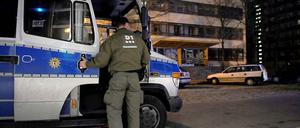 Polizeieinsatz vor einer leer stehenden Schule in Kreuzberg. Mehrere Linksautonome haben am Donnerstag an der Bezirksgrenze von Friedrichshain-Kreuzberg zu Mitte nach eigenen Angaben das Gebäude besetzt um gegen die Räumung des Hausprojekts "Liebig14" zu protestieren.