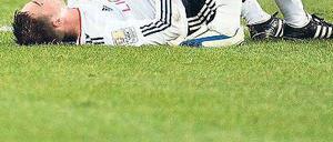 Schwieriger Patient. Mario Gomez versucht, seinen Mitspieler Philipp Lahm nach dem Schlusspfiff in Köln wieder aufzurichten.