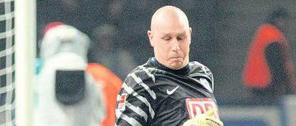 Weiche Knie. Herthas Torhüter Maikel Aerts hatte gegen Cottbus keinen guten Tag erwischt, seine Mannschaftskollegen waren aber auch nicht besser.