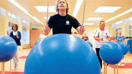 Trommelwirbel. Trainerin Heike Gottstein (vorne) und ihre Sportler beim Kurs „Fit ab 50“ in Wittenau.