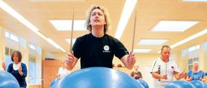 Trommelwirbel. Trainerin Heike Gottstein (vorne) und ihre Sportler beim Kurs „Fit ab 50“ in Wittenau. 