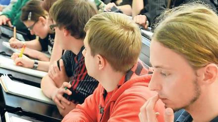 Dicht an dicht. Die Zahl der Studierenden steigt immer weiter. Doch in den Kulturwissenschaften und in Medizin wurden bislang kaum neue Plätze aufgebaut. Foto: dpa