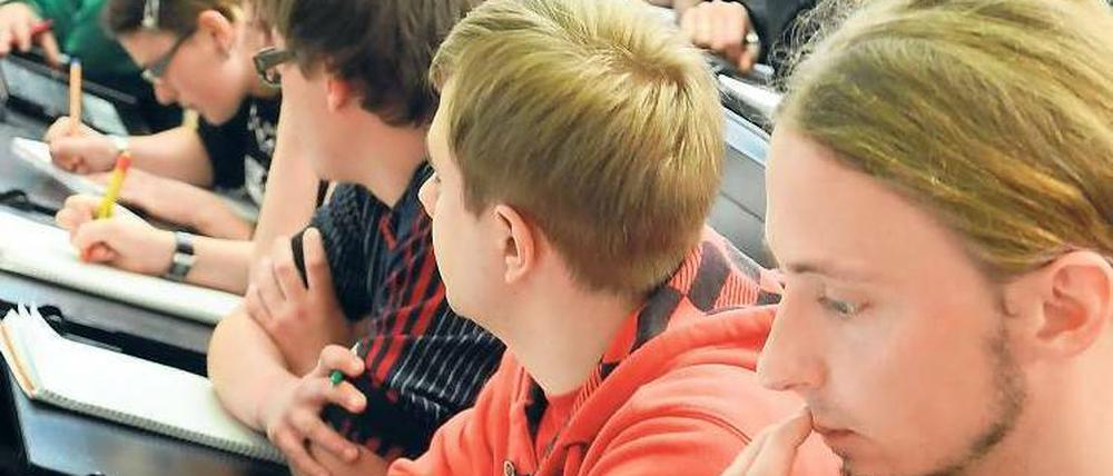 Dicht an dicht. Die Zahl der Studierenden steigt immer weiter. Doch in den Kulturwissenschaften und in Medizin wurden bislang kaum neue Plätze aufgebaut. Foto: dpa