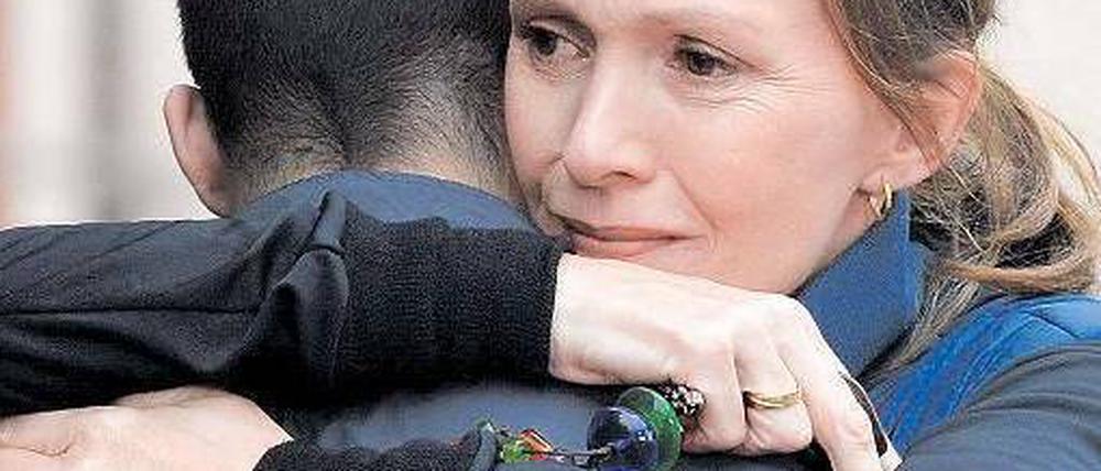 „Was gibt dir das eigentlich?“ Der Verfassungsschutz observiert den zum Islam konvertierten Sohn (Kostja Ullmann) von Stefanie Schröder (Katja Flint) rund um die Uhr. Foto: NDR