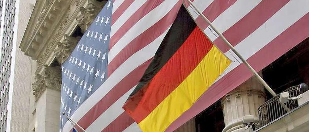 Einträchtig hängen deutsche und US-Flagge in der New Yorker Wall Street nebeneinander.