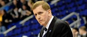 Muli Katzurin feuert seine Mannschaft an.