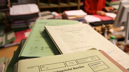 Im Berliner Sozialgericht stapeln sich seit langem Klagen zu Hartz-VI. Nun treffen die ersten zu dem Reform-Hickhack ein.