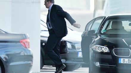 Zum Rapport: Der scheidende Bundesbankpräsident Axel Weber beim Betreten des Kanzleramts.