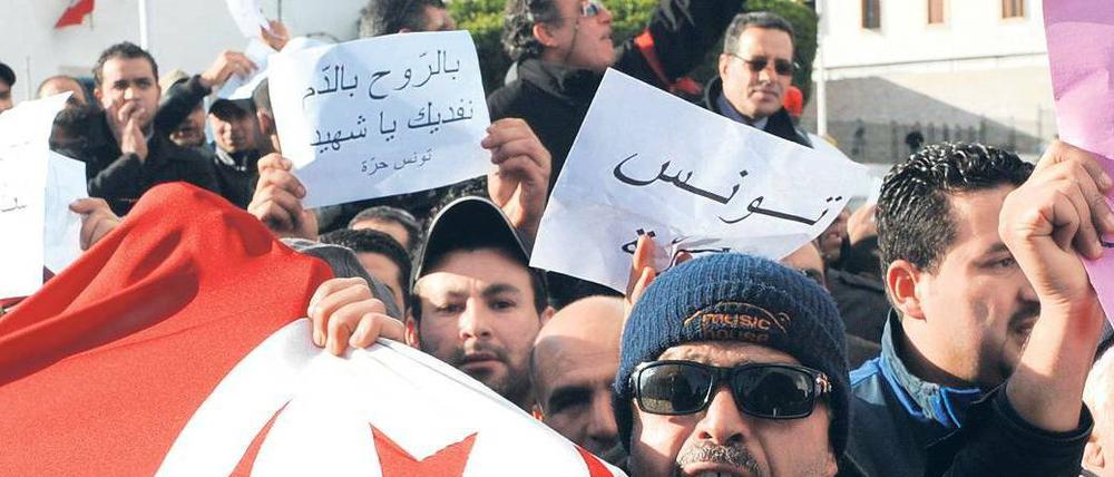 Der Protest geht weiter. Vor dem Parlamentsgebäude in Tunis demonstrierten auch am Samstag zahlreiche Tunesier gegen die Übergangsregierung. Foto: Fethi Belaid/AFP