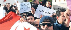 Der Protest geht weiter. Vor dem Parlamentsgebäude in Tunis demonstrierten auch am Samstag zahlreiche Tunesier gegen die Übergangsregierung. Foto: Fethi Belaid/AFP