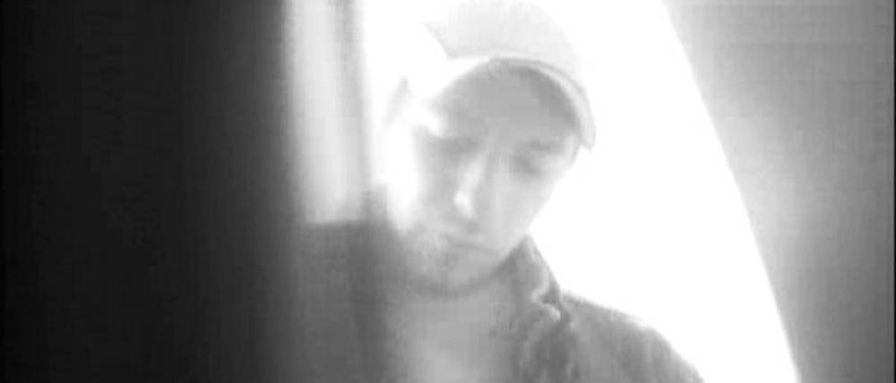 Dieser Mann wird polizeilich gesucht. Er soll mehrere Personen über Ebay abgezockt haben.