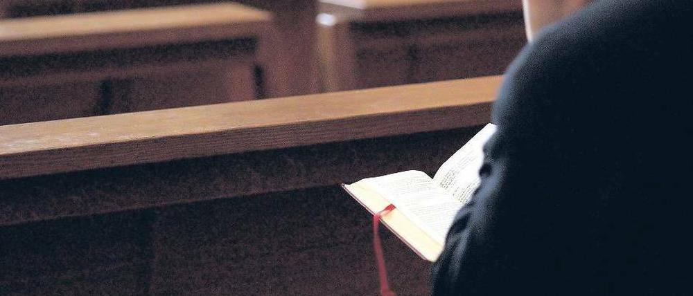 Schwere Entscheidung. Ein Leben als Priester hat viele Entbehrungen zur Folge – und bedeutet nicht zuletzt den Verzicht auf Familie und Kinder. Vergangenen Herbst haben 120 junge Männer eine Ausbildung begonnen, so wenige wie nie zuvor. Foto: Laif