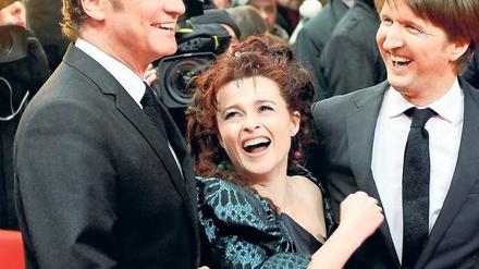 Majestätisch. Colin Firth (links) genoss gestern Abend mit seiner Filmpartnerin Helena Bonham Carter und Regisseur Tom Hooper sichtlich den Auftritt auf dem Roten Teppich am Friedrichstadtpalast. Kurz vor Schluss der Berlinale setzte die Aufführung von „The King’s Speech“ nochmal ein Glanzlicht, auch wenn der Film außer Konkurrenz läuft. Der 50-Jährige Firth gilt wegen seiner überragenden Darstellung des britischen Königs Georg VI. als Anwärter für den Oscar. 