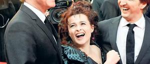 Majestätisch. Colin Firth (links) genoss gestern Abend mit seiner Filmpartnerin Helena Bonham Carter und Regisseur Tom Hooper sichtlich den Auftritt auf dem Roten Teppich am Friedrichstadtpalast. Kurz vor Schluss der Berlinale setzte die Aufführung von „The King’s Speech“ nochmal ein Glanzlicht, auch wenn der Film außer Konkurrenz läuft. Der 50-Jährige Firth gilt wegen seiner überragenden Darstellung des britischen Königs Georg VI. als Anwärter für den Oscar. 