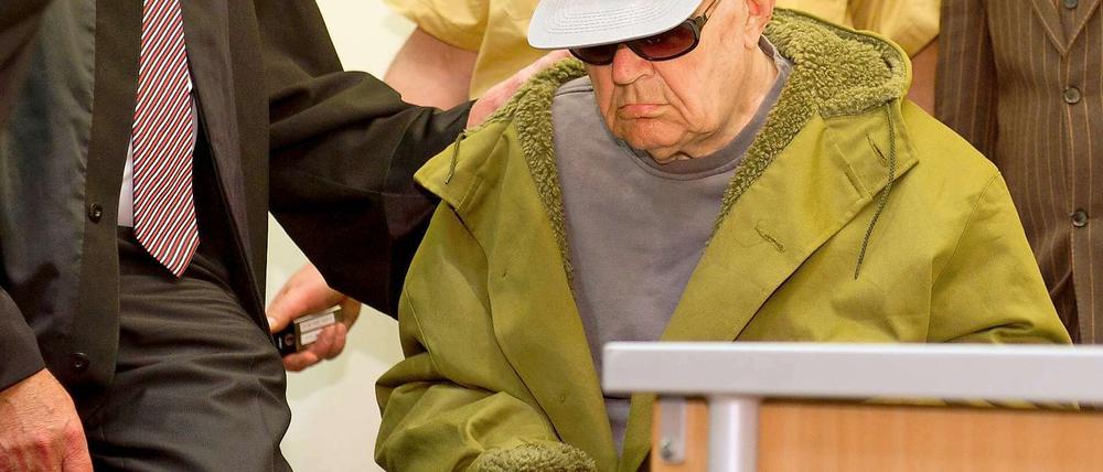 Der frühere KZ-Wachmann John Demjanjuk ist wegen Beteiligung am Massenmord der Nazis zu fünf Jahren Haft verurteilt worden. 