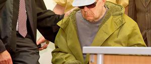 Der frühere KZ-Wachmann John Demjanjuk ist wegen Beteiligung am Massenmord der Nazis zu fünf Jahren Haft verurteilt worden. 