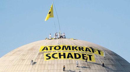 Die Verkäufer der Apokalypse bei der Arbeit: Spektakulär sind die Aktionen von Greenpeace, oft gefährlich, wie hier die Besteigung der Reaktorkuppel des AKW Unterweser.