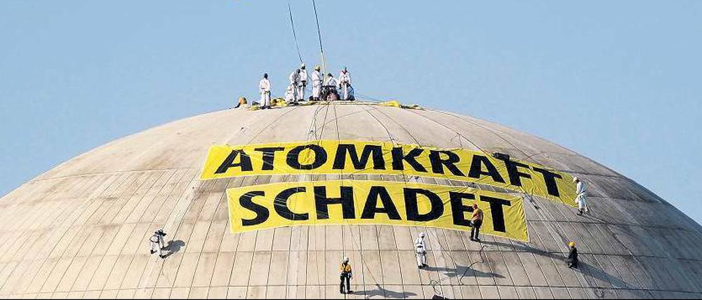 Die Verkäufer der Apokalypse bei der Arbeit: Spektakulär sind die Aktionen von Greenpeace, oft gefährlich, wie hier die Besteigung der Reaktorkuppel des AKW Unterweser.