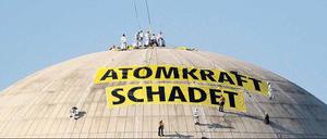 Die Verkäufer der Apokalypse bei der Arbeit: Spektakulär sind die Aktionen von Greenpeace, oft gefährlich, wie hier die Besteigung der Reaktorkuppel des AKW Unterweser.