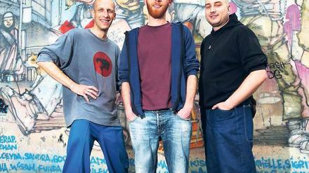Dosentruppe. David Kammerer, Matze Jung und Martin Gegenheimer (v.l.) vor einem um 1993 entstandenen Wandbild des Künstlers Mode2 in Kreuzberg. 