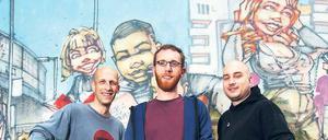 Dosentruppe. David Kammerer, Matze Jung und Martin Gegenheimer (v.l.) vor einem um 1993 entstandenen Wandbild des Künstlers Mode2 in Kreuzberg. 