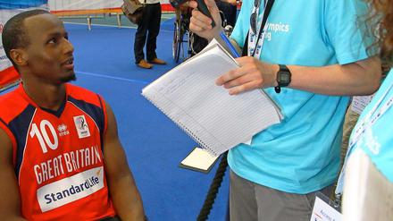 Benjamin Scholz und Alisha Mathis, Schülerreporter der "Paralympics Zeitung" interviewen den Rollstuhlbasketspieler Abdillah Jama (GBR) beim "BT Paralympic World Cup" in der Manchester.
