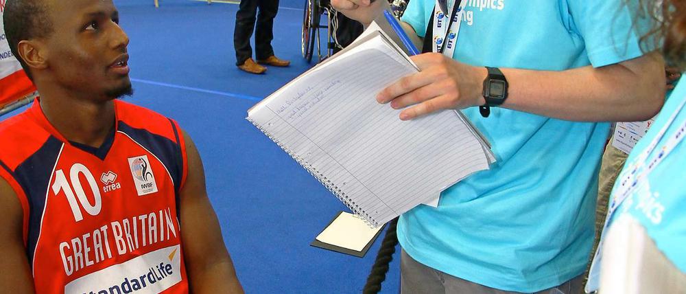 Benjamin Scholz und Alisha Mathis, Schülerreporter der "Paralympics Zeitung" interviewen den Rollstuhlbasketspieler Abdillah Jama (GBR) beim "BT Paralympic World Cup" in der Manchester.
