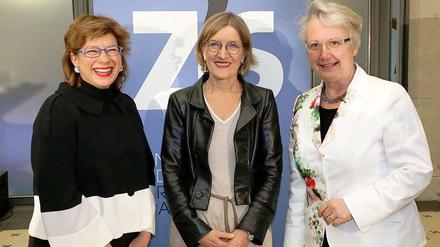 Die akademische Leiterin des Zentrums, Christina von Braun (Mitte), mit Ministerin Schavan (re.) und Festrednerin Susannah Heschel.