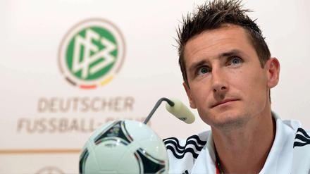 Miroslav Klose will noch nicht über seine Ziele nach der Europameisterschaft sprechen. Der WM-Torerekord von Ronaldo sei aber "durchaus ein fernes Ziel", sagt der Nationalstürmer. 