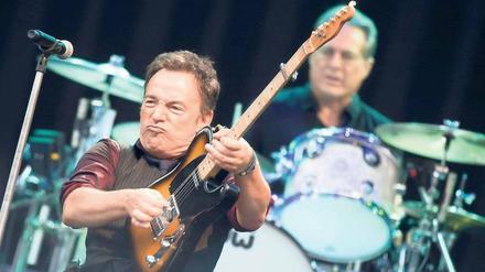 Dynamisch und sympathisch. Bruce Springsteen bei seinem Berliner Auftritt. Foto: Clemens Bilan/dapd