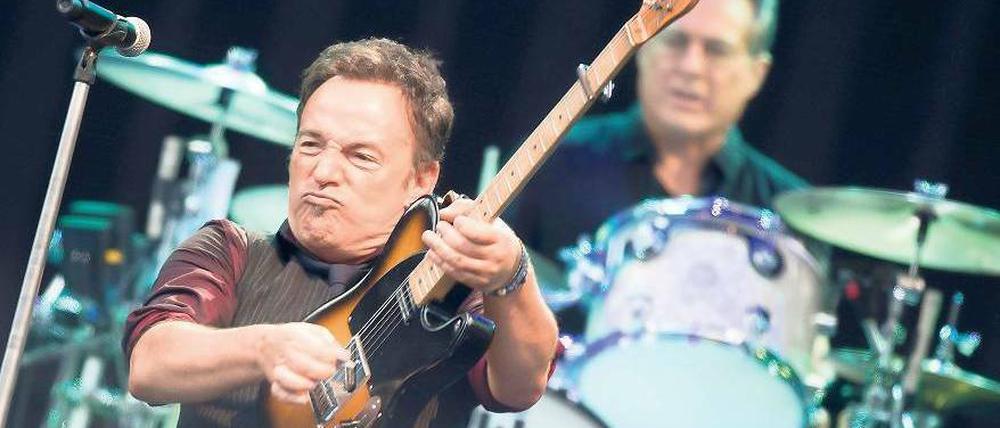 Dynamisch und sympathisch. Bruce Springsteen bei seinem Berliner Auftritt. Foto: Clemens Bilan/dapd