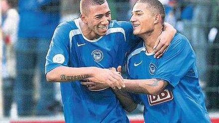 Bevor sich ihre Wege trennten. Jerome (links) und Kevin-Prince Boateng im Trikot von Hertha BSC. Foto: Davids