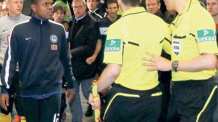 Tatort Stadiontrakt. Was genau passierte? Die Aussagen widersprechen sich. Schiedsrichter Stark (r.) sagt, Kobiaschwili habe ihn auf der Treppe geschlagen, der Hertha-Spieler (auf dem Bild im Hintergrund links) bestreitet das.