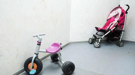 Kinderspielzeug steht im Flur des Hauses, wo der schreckliche Mord geschah.