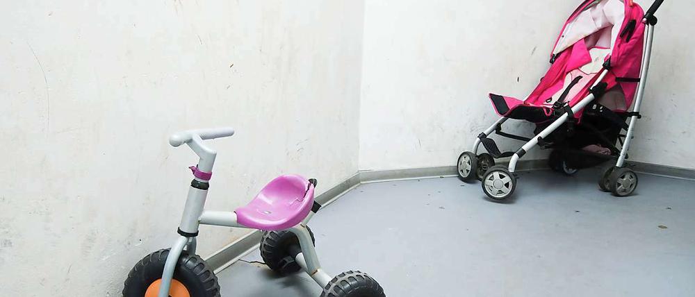 Kinderspielzeug steht im Flur des Hauses, wo der schreckliche Mord geschah.